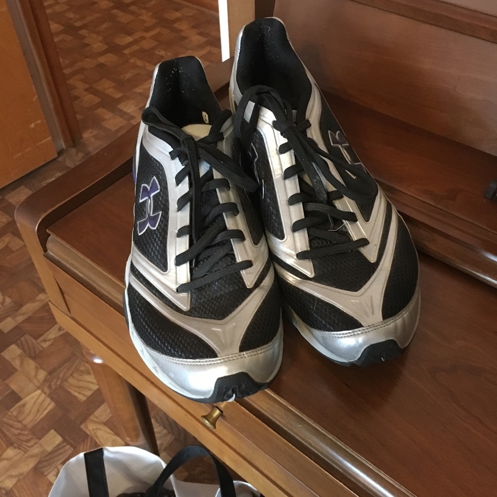 Men’s UA tennis shoes